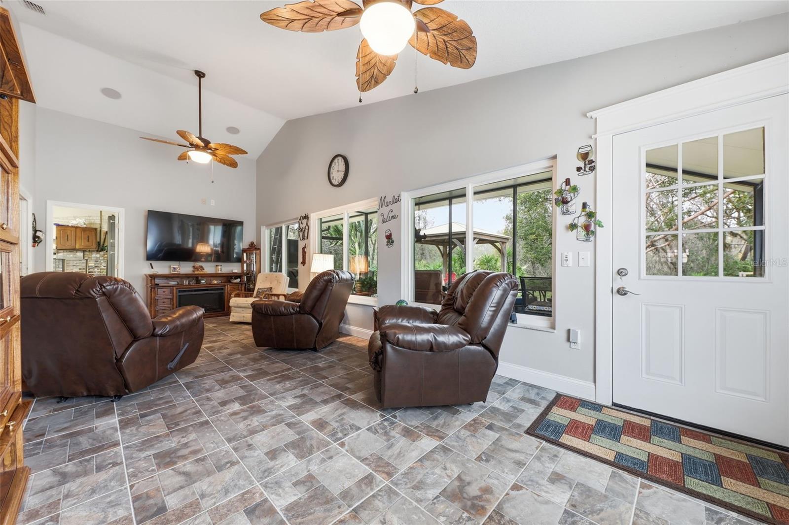 Image 6 of 34 For 1406 Challenger Avenue