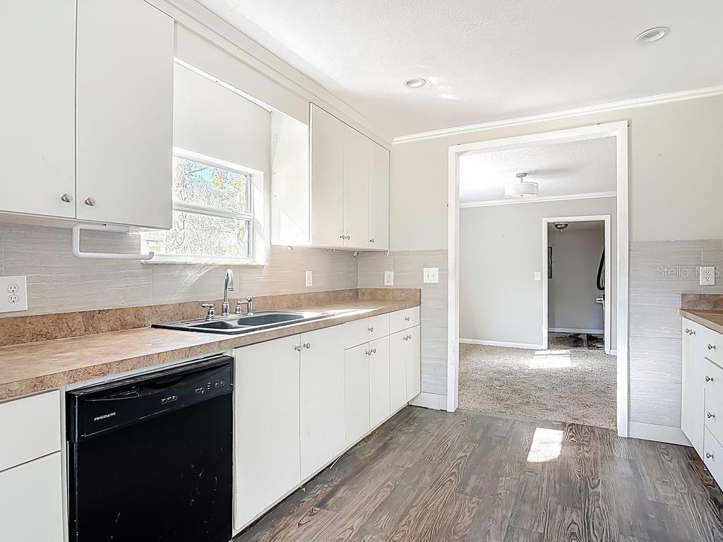 Image 13 of 30 For 106 Rosehill Avenue