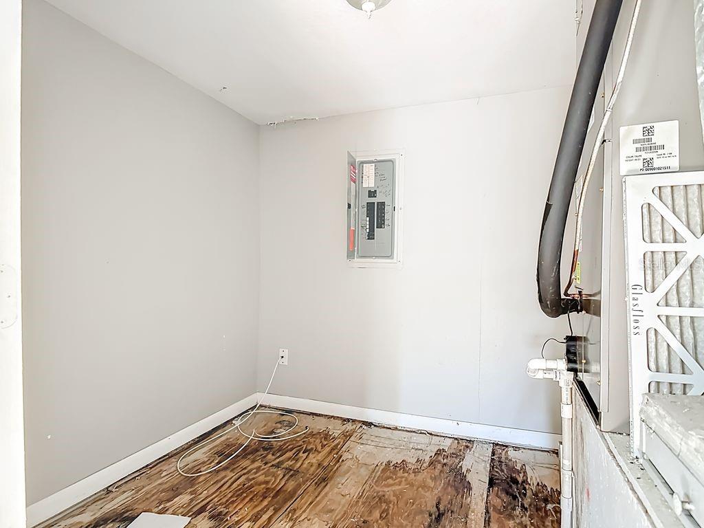 Image 8 of 30 For 106 Rosehill Avenue