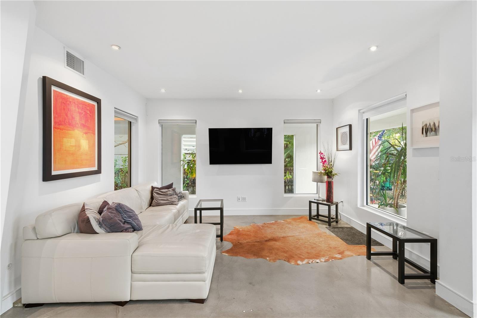 Listing photo id 10 for 6108 Elkins Avenue