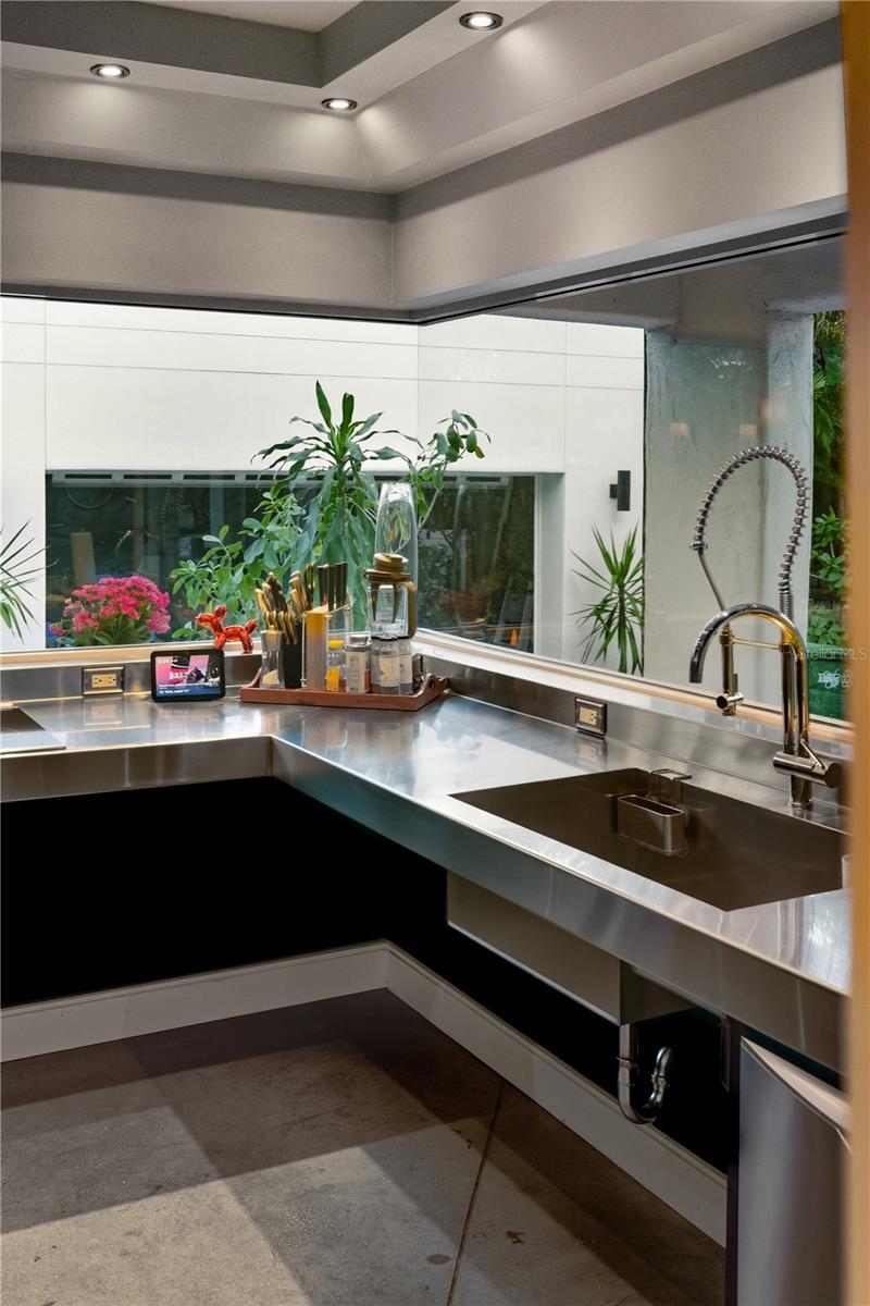 Listing photo id 14 for 6108 Elkins Avenue