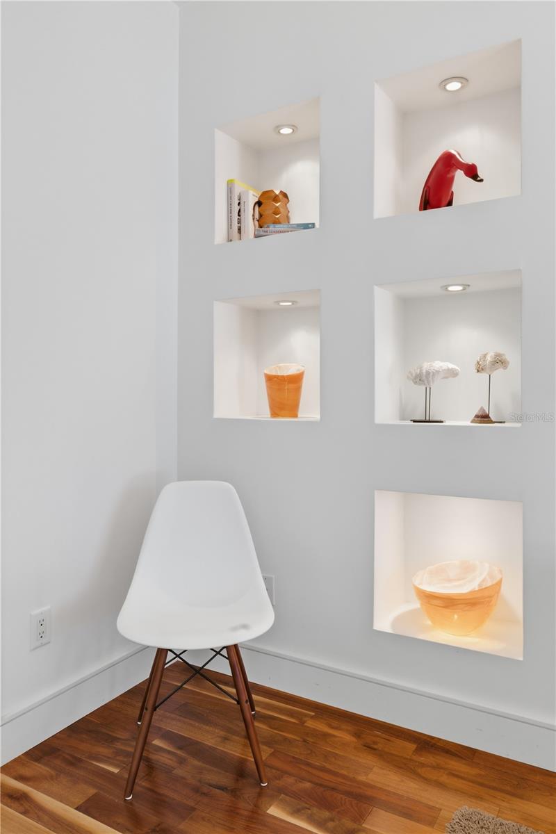 Listing photo id 18 for 6108 Elkins Avenue