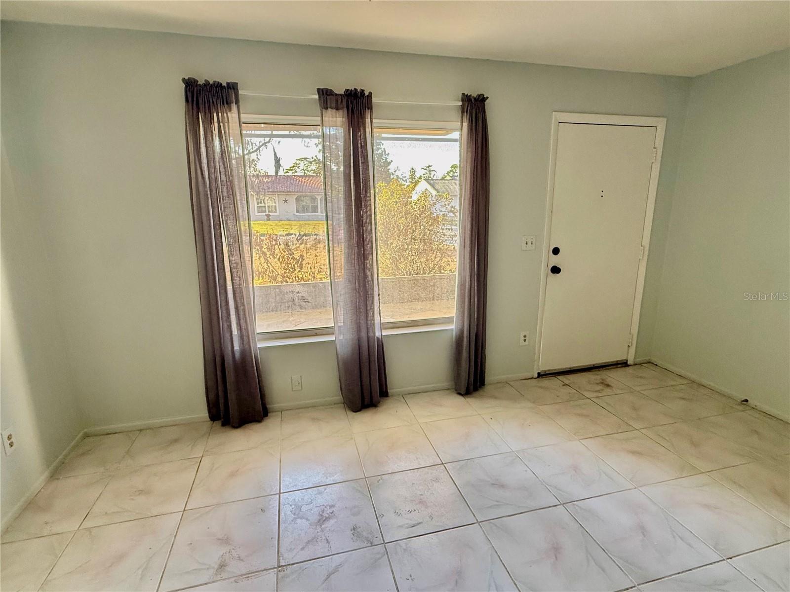 Image 2 of 14 For 10159 Crown Court