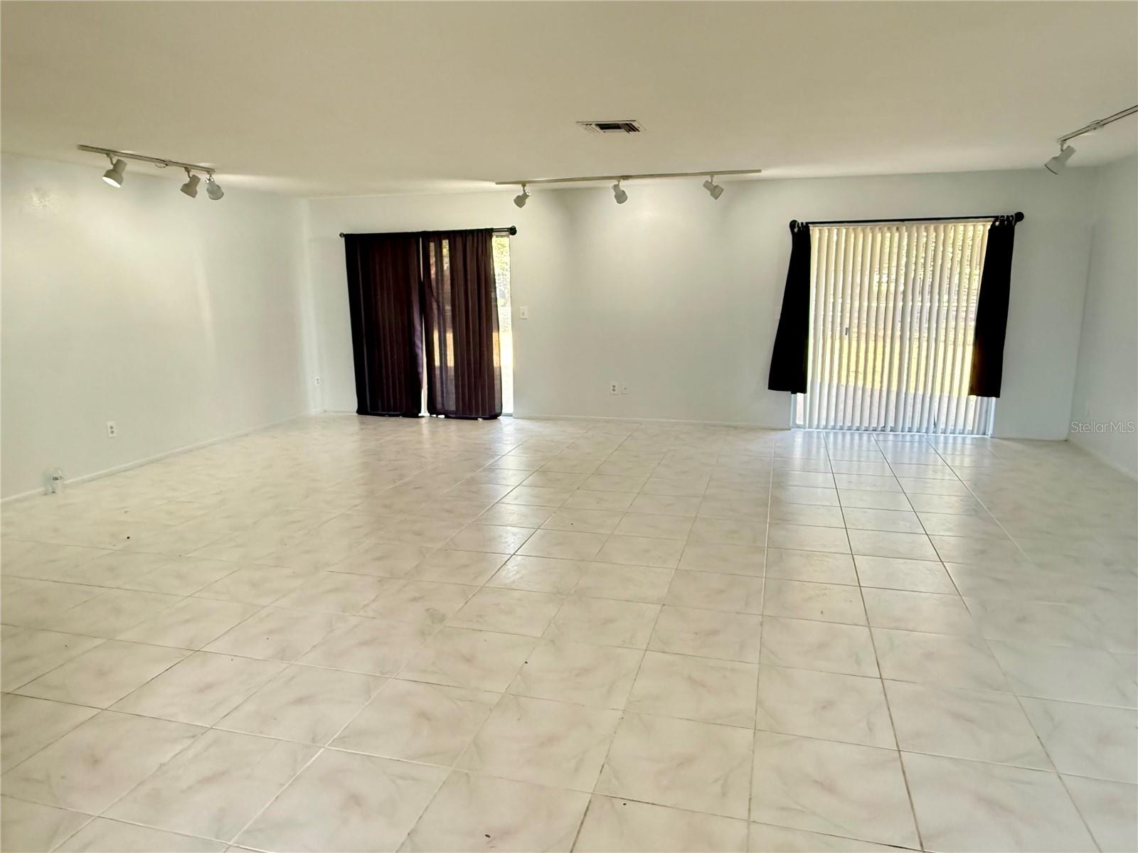 Image 3 of 14 For 10159 Crown Court