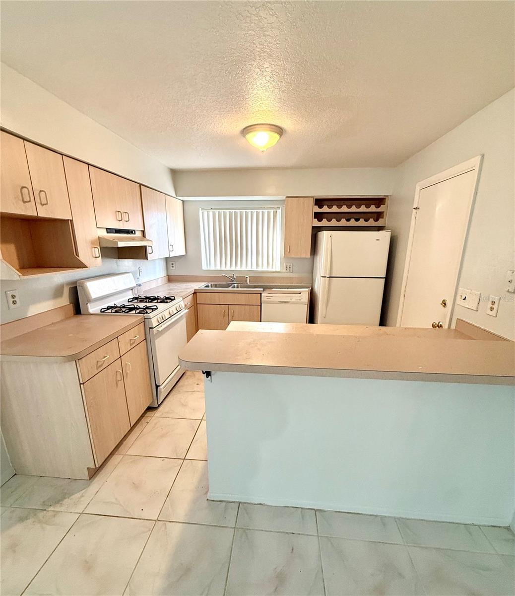 Image 4 of 14 For 10159 Crown Court