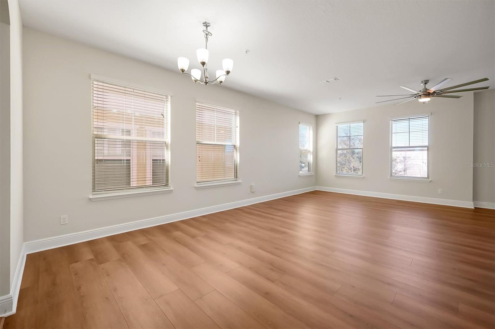 Image 11 of 39 For 10522 Green Ivy Lane