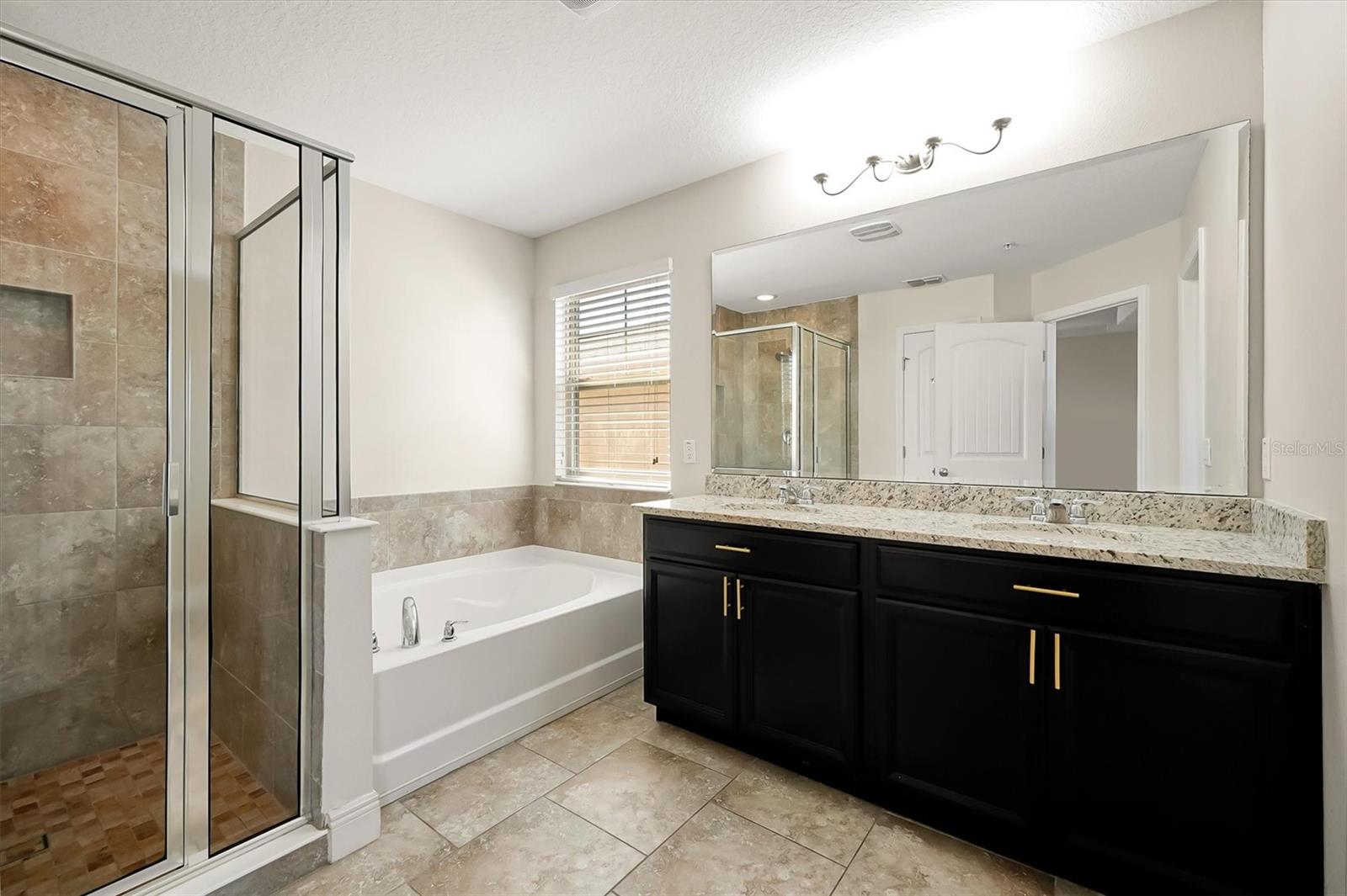 Image 22 of 39 For 10522 Green Ivy Lane