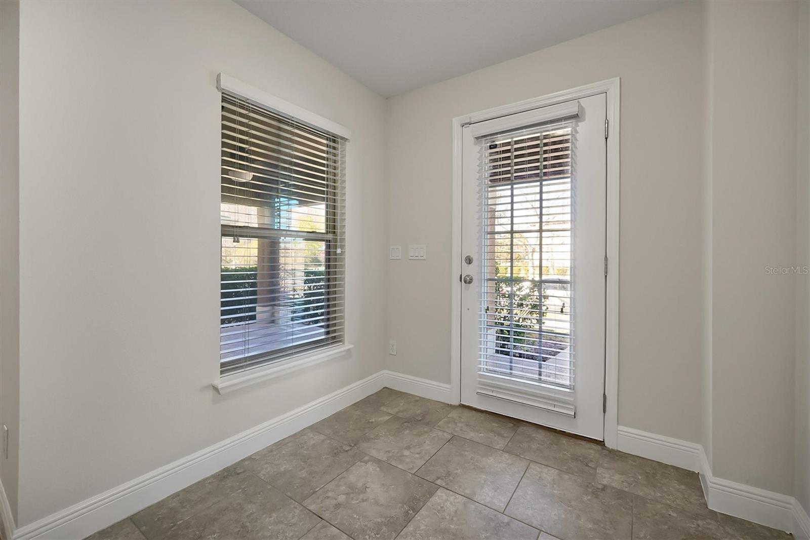 Image 7 of 39 For 10522 Green Ivy Lane