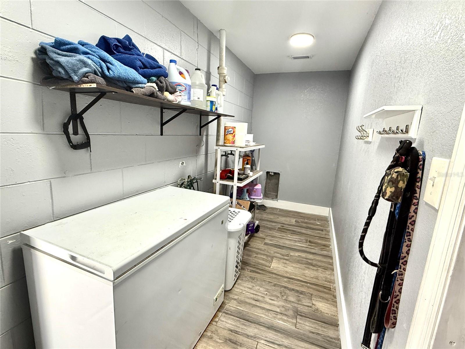 Listing photo id 14 for 8280 32nd Avenue N