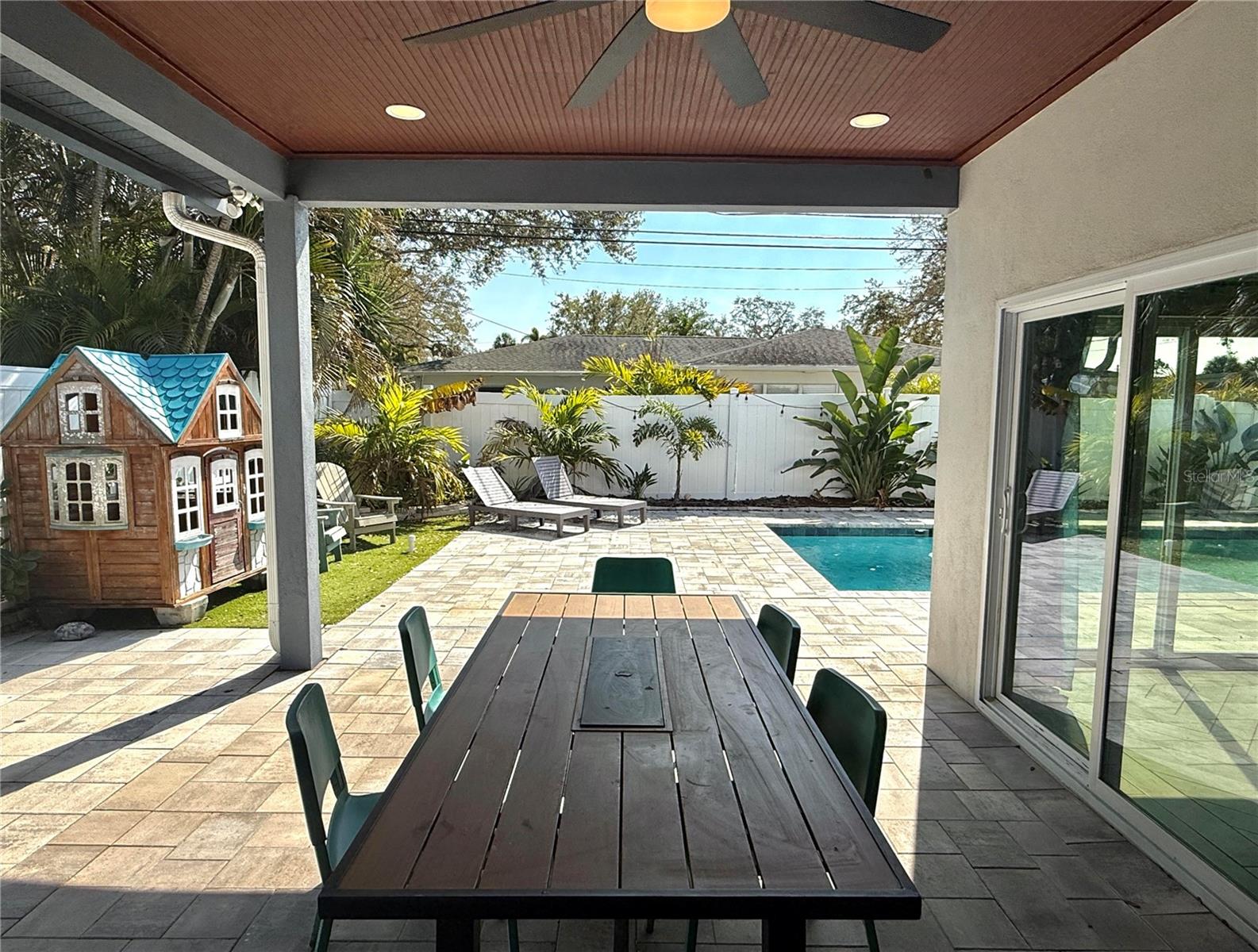 Listing photo id 32 for 8280 32nd Avenue N