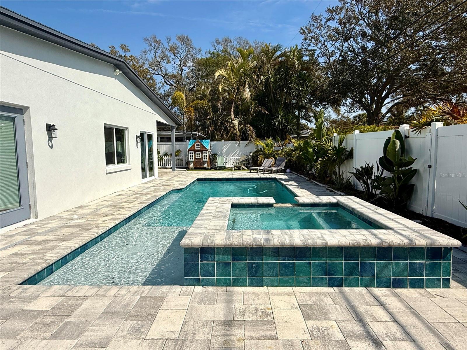 Listing photo id 37 for 8280 32nd Avenue N