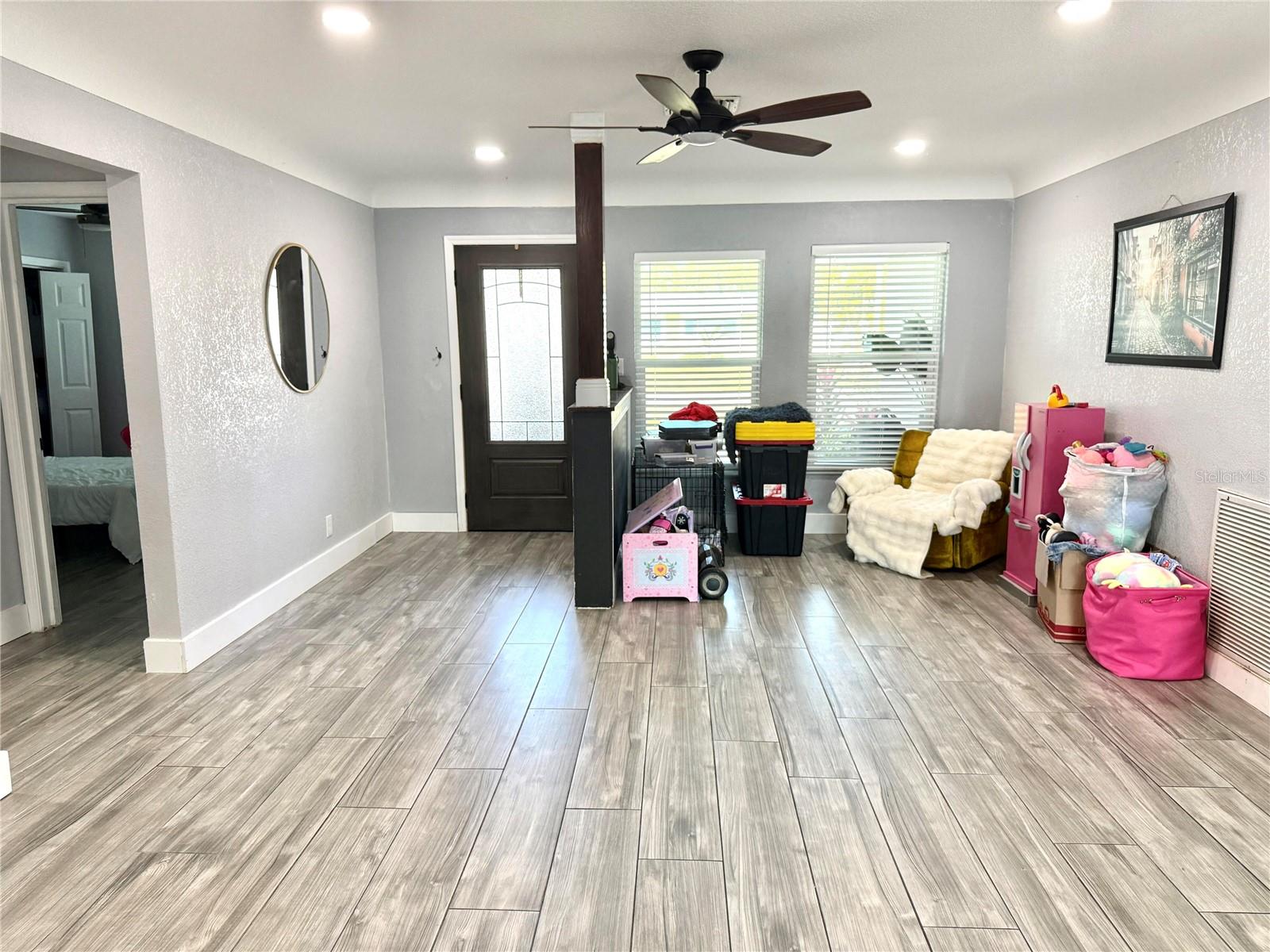 Listing photo id 5 for 8280 32nd Avenue N