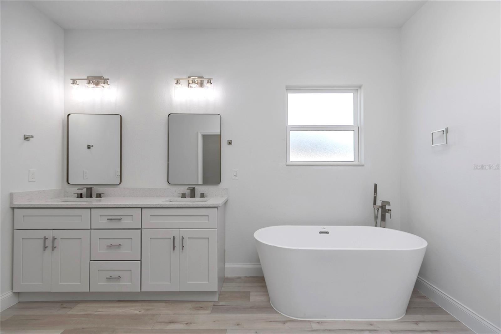 Image 13 of 38 For 15227 28th Avenue Road