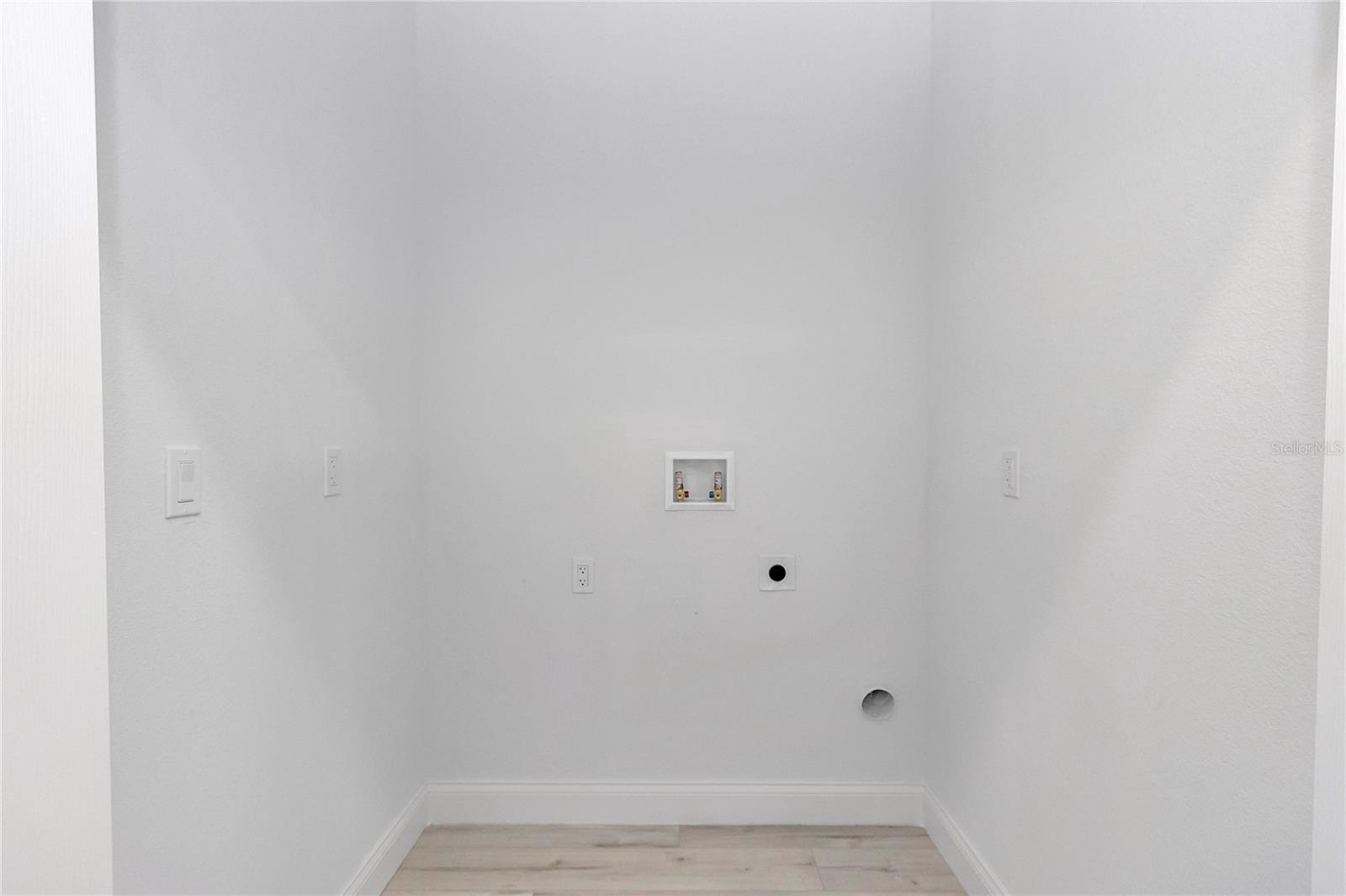 Image 23 of 38 For 15227 28th Avenue Road