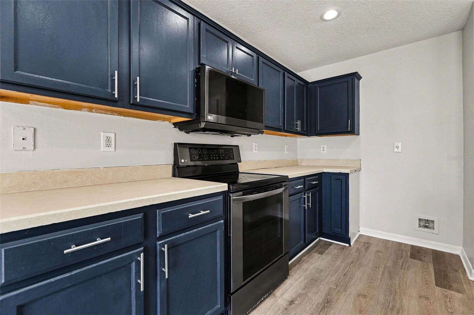 Image 10 of 27 For 404 Vine Cliff Street