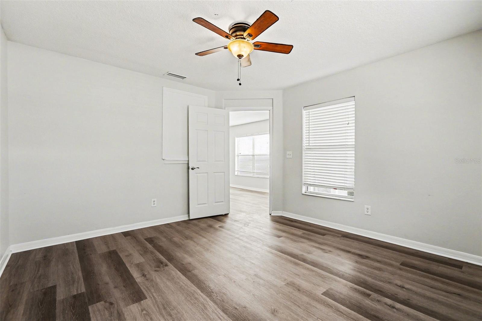 Image 12 of 27 For 404 Vine Cliff Street