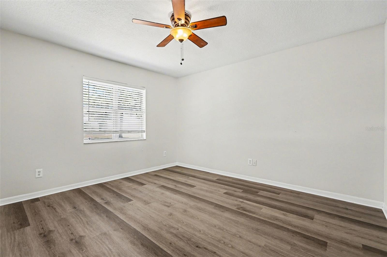 Image 13 of 27 For 404 Vine Cliff Street