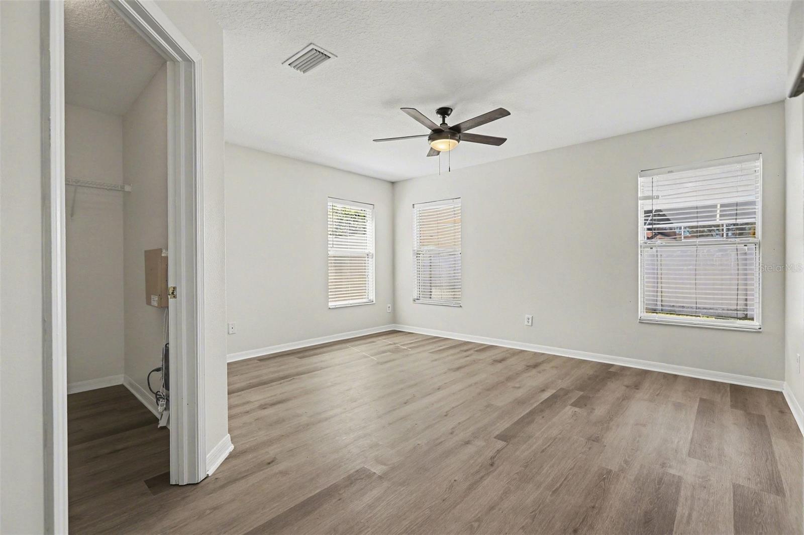 Image 14 of 27 For 404 Vine Cliff Street