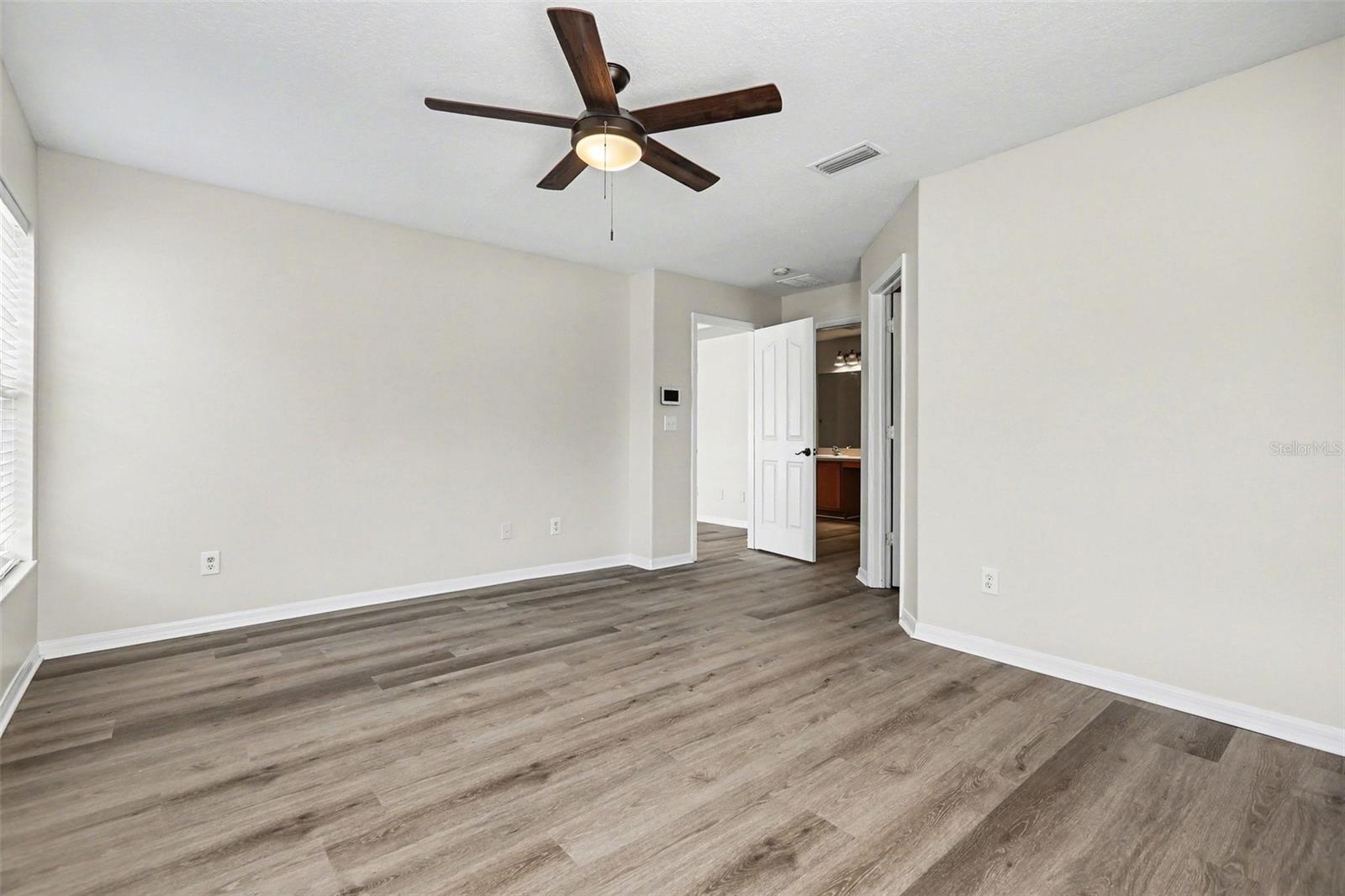 Image 15 of 27 For 404 Vine Cliff Street