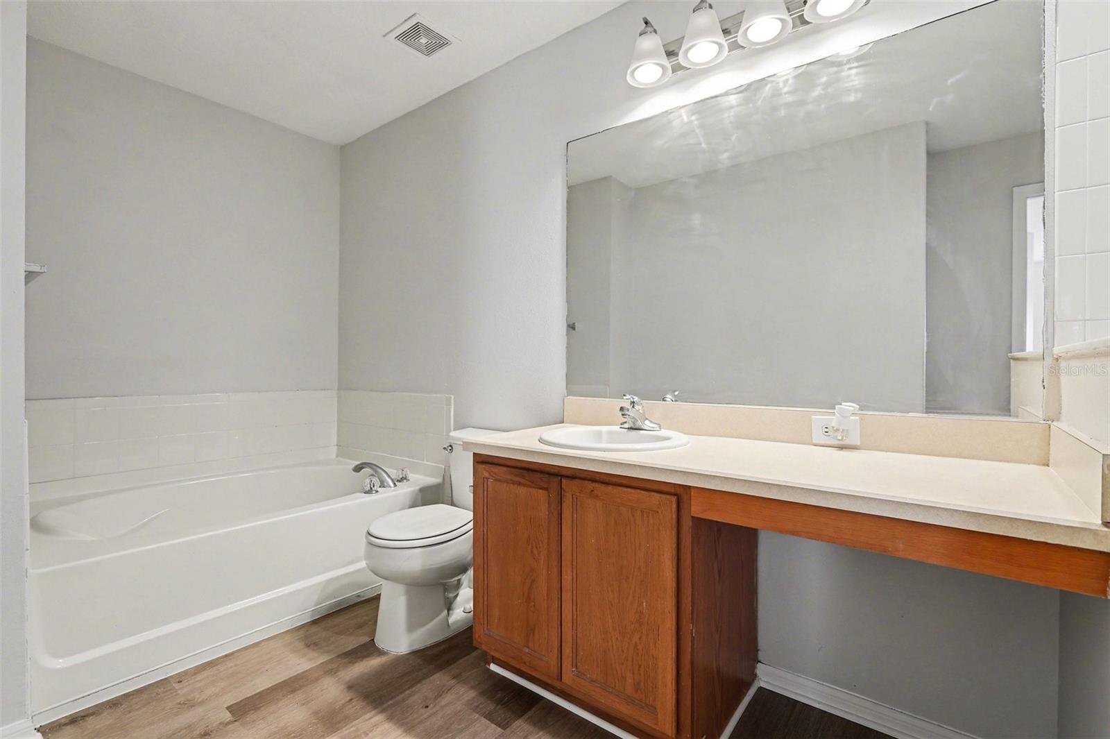 Image 17 of 27 For 404 Vine Cliff Street