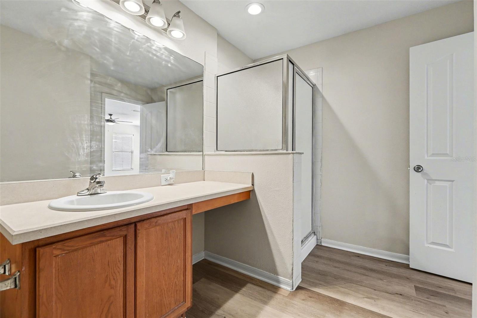 Image 18 of 27 For 404 Vine Cliff Street