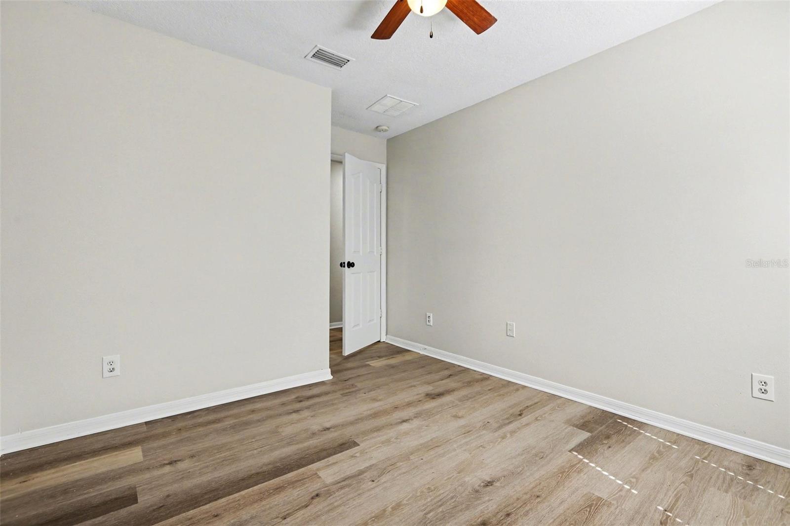 Image 20 of 27 For 404 Vine Cliff Street