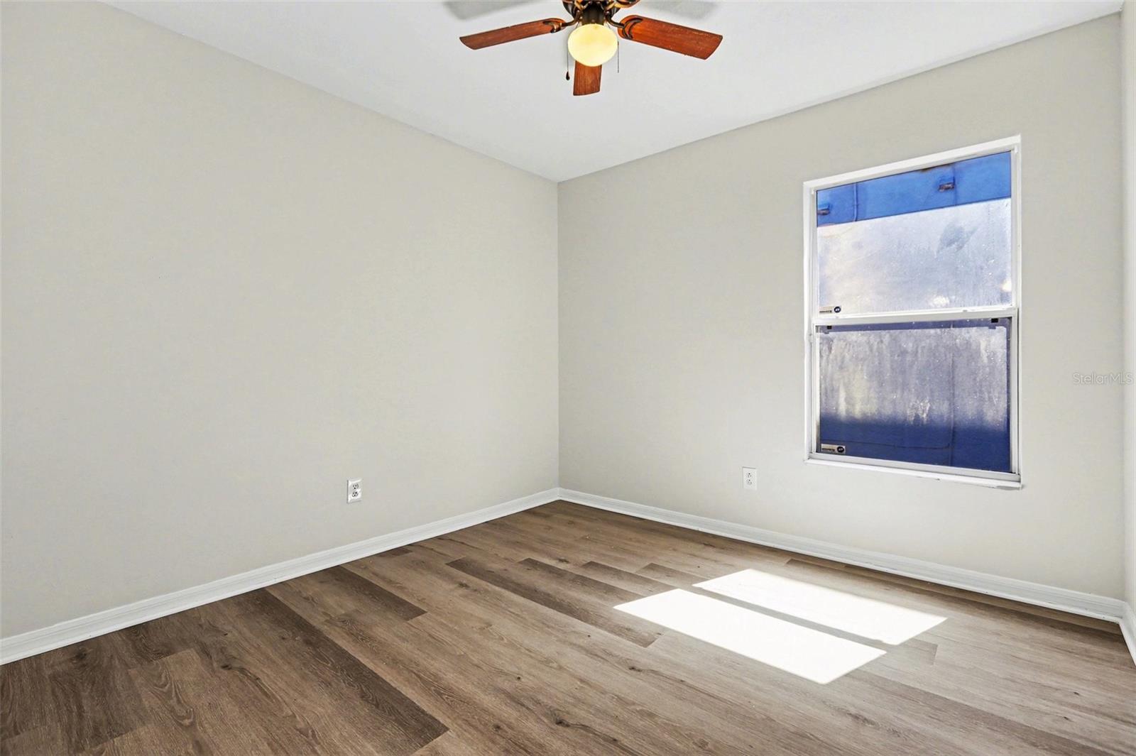 Image 21 of 27 For 404 Vine Cliff Street