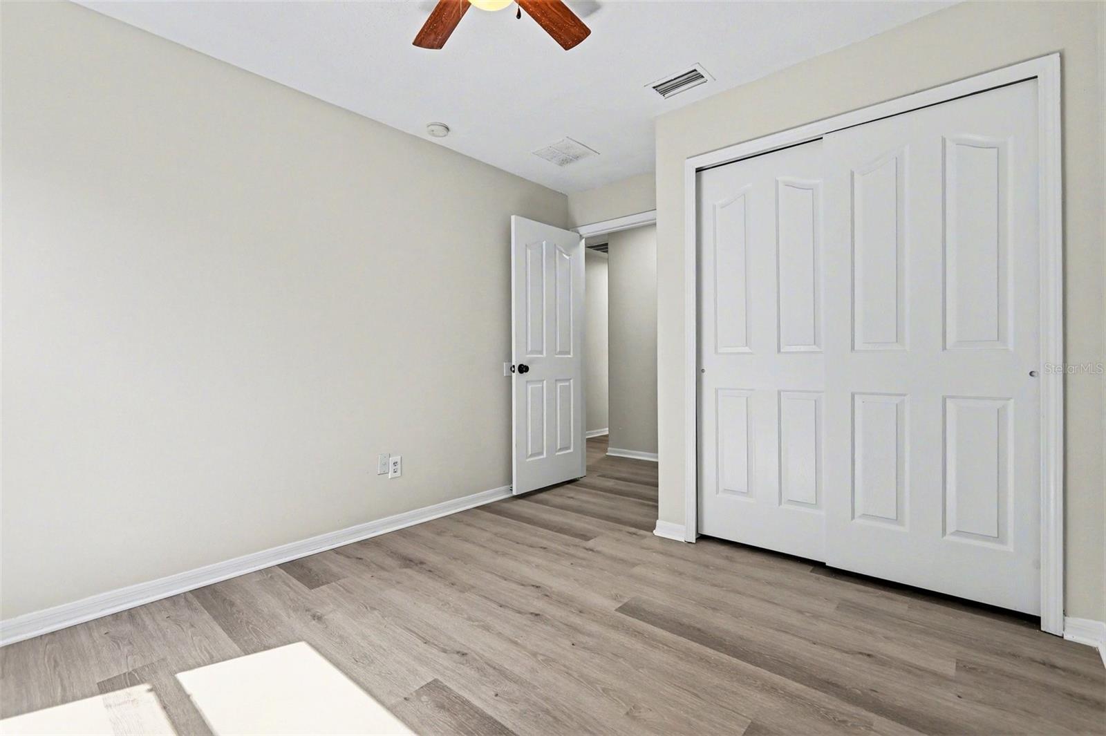 Image 22 of 27 For 404 Vine Cliff Street