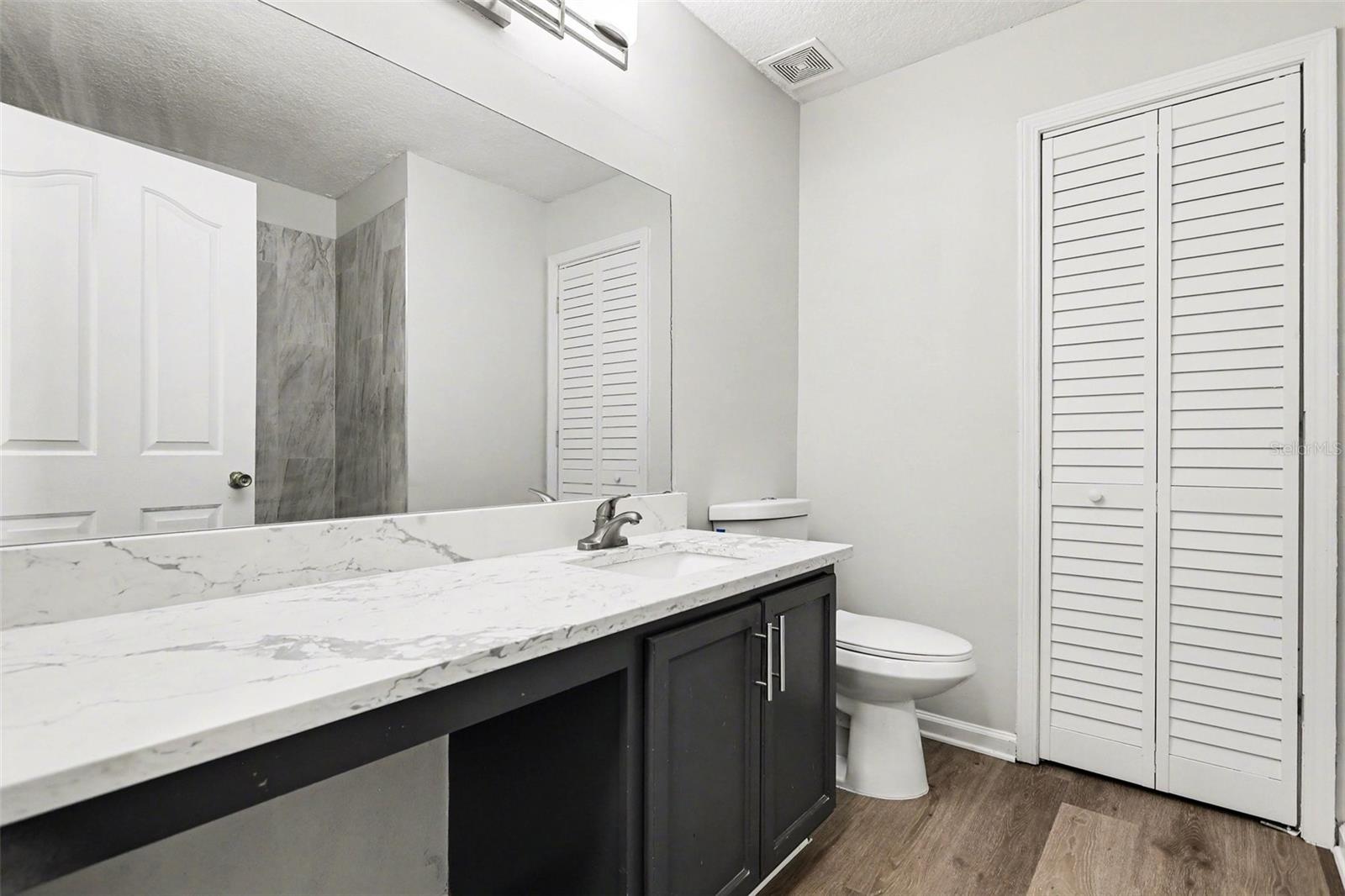 Image 23 of 27 For 404 Vine Cliff Street