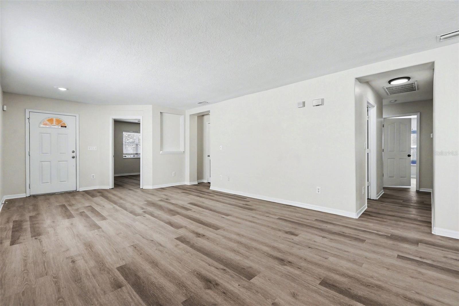 Image 4 of 27 For 404 Vine Cliff Street