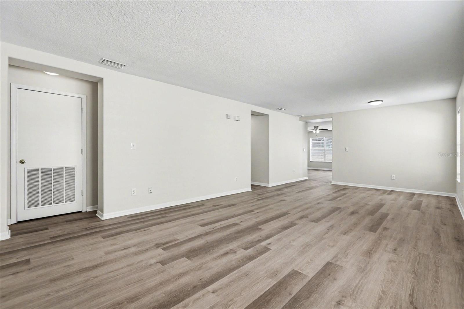 Image 5 of 27 For 404 Vine Cliff Street