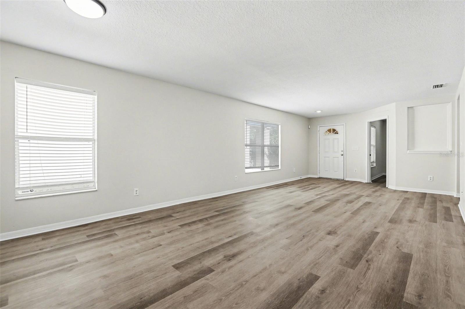 Image 6 of 27 For 404 Vine Cliff Street