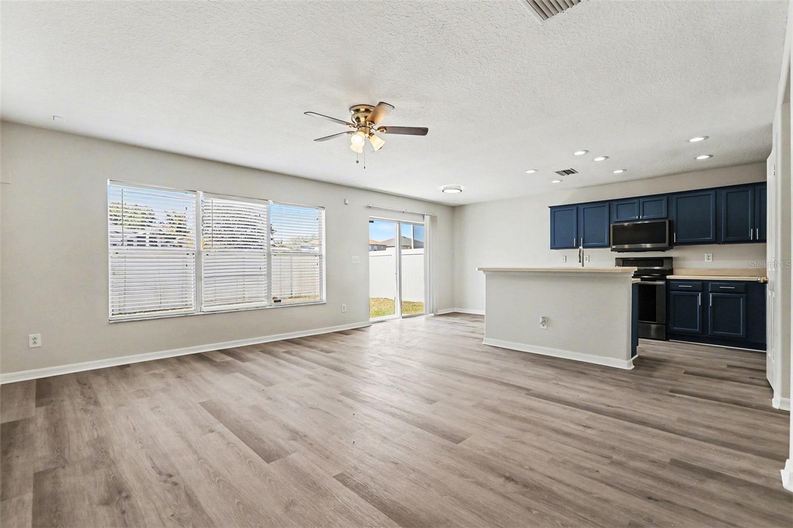 Image 8 of 27 For 404 Vine Cliff Street