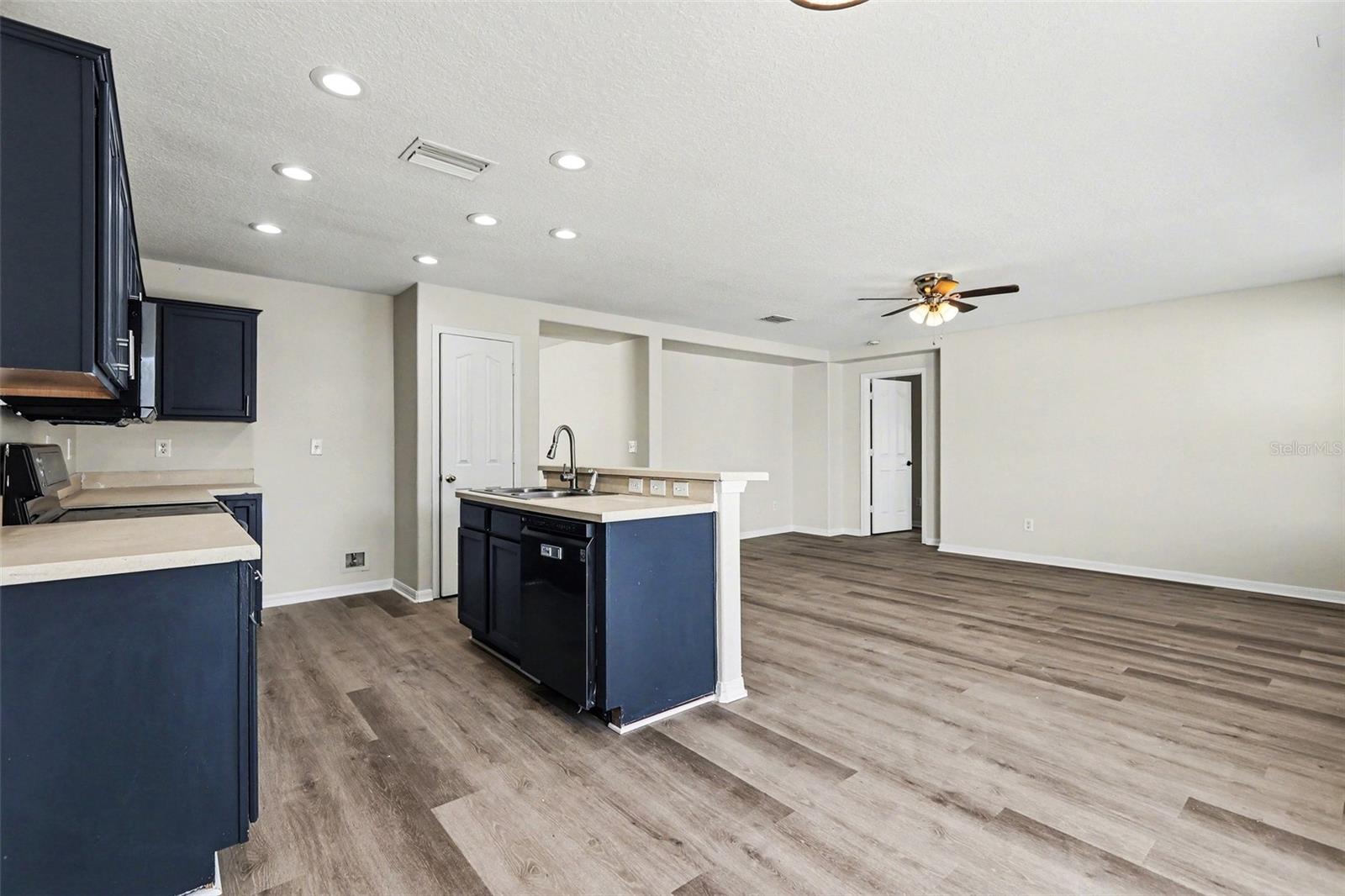 Image 9 of 27 For 404 Vine Cliff Street