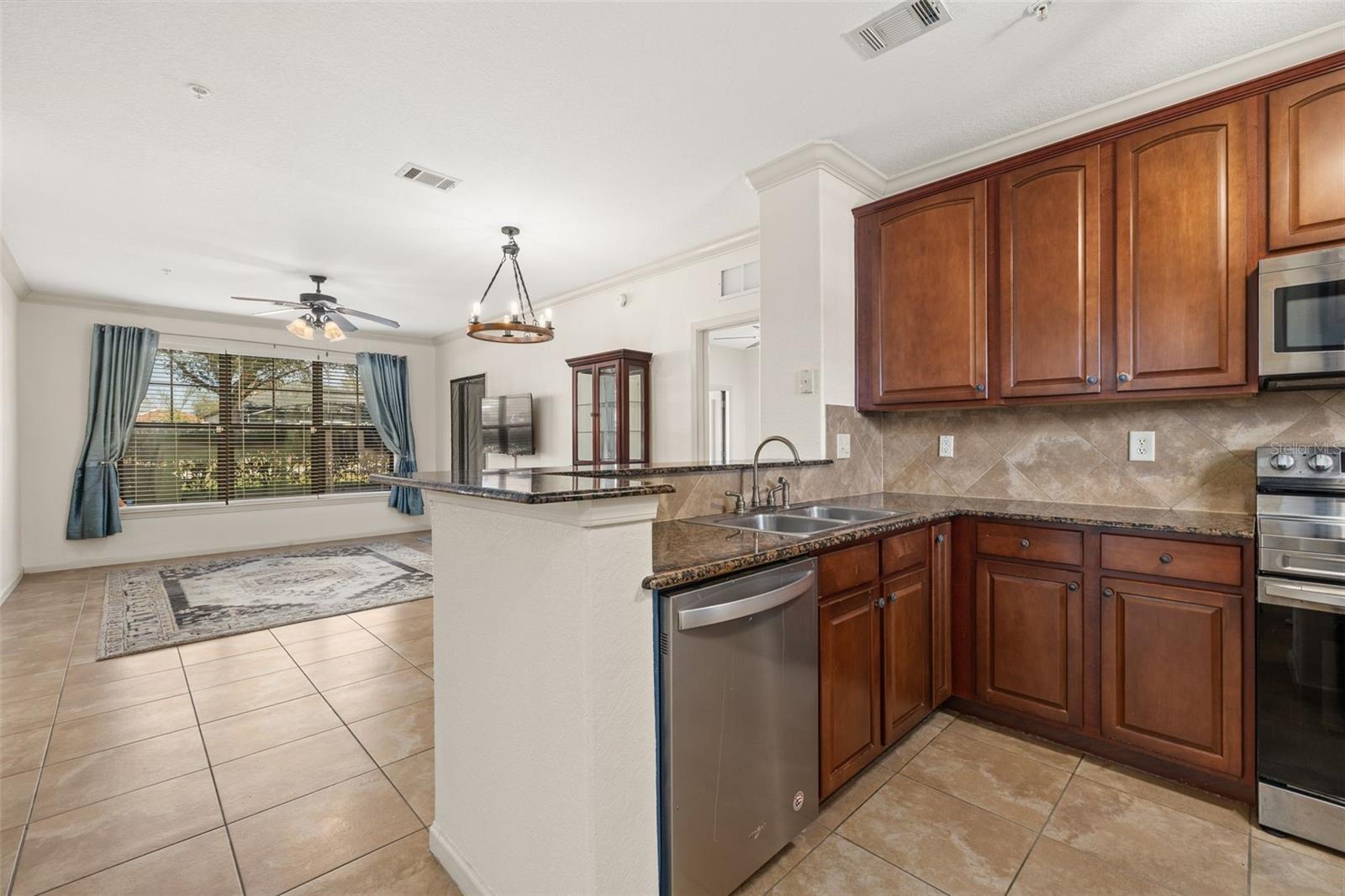 Image 3 of 30 For 901 Charo Parkway 716