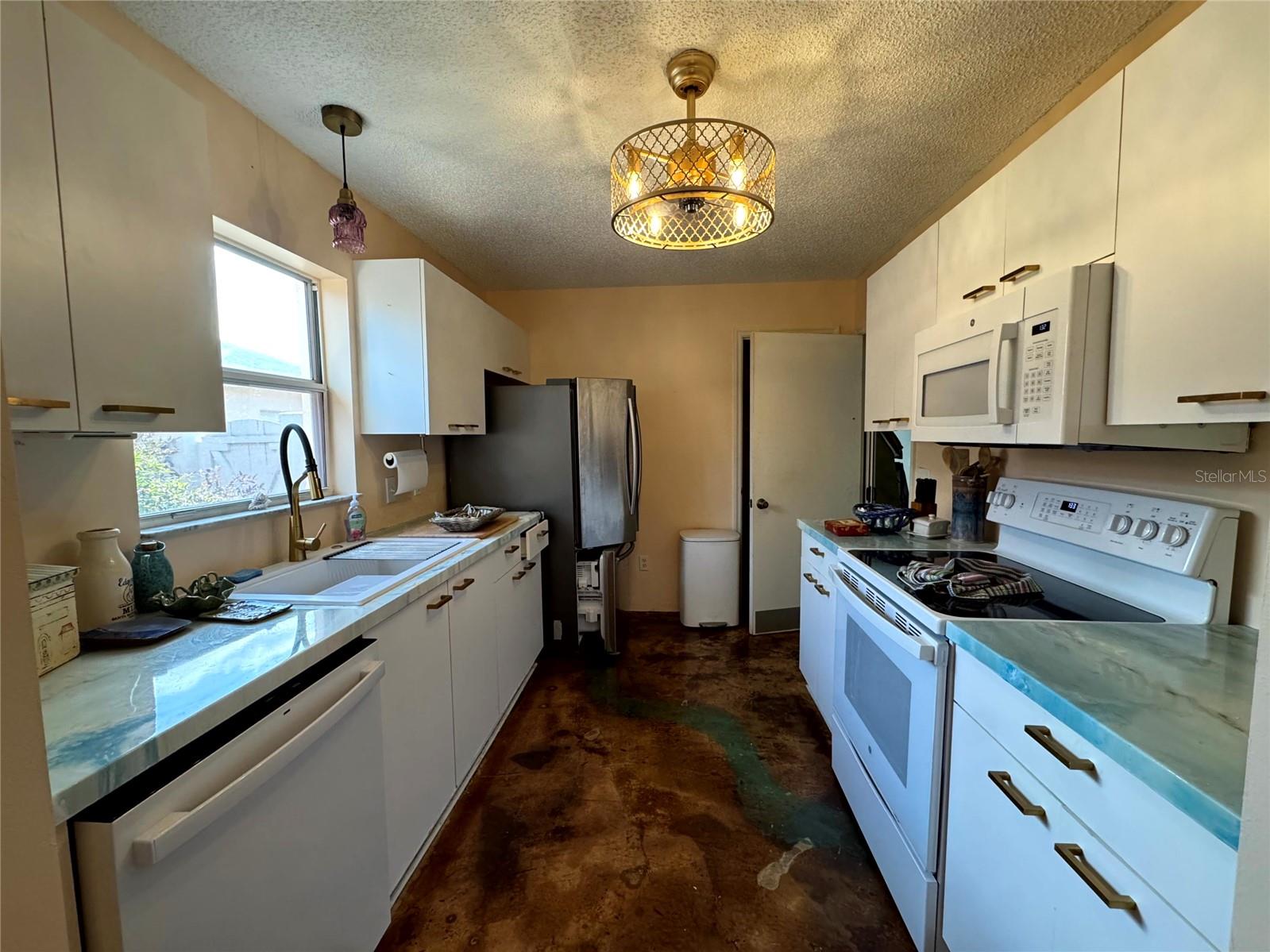 Image 15 of 54 For 413 Calzada Court