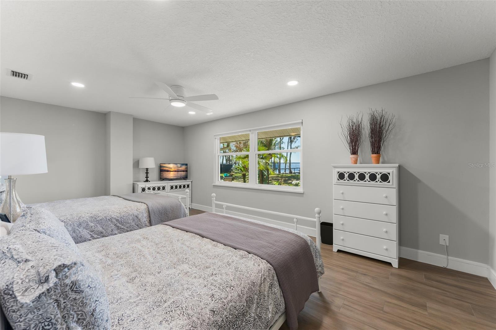 Image 28 of 42 For 10435 Lake Louisa Road