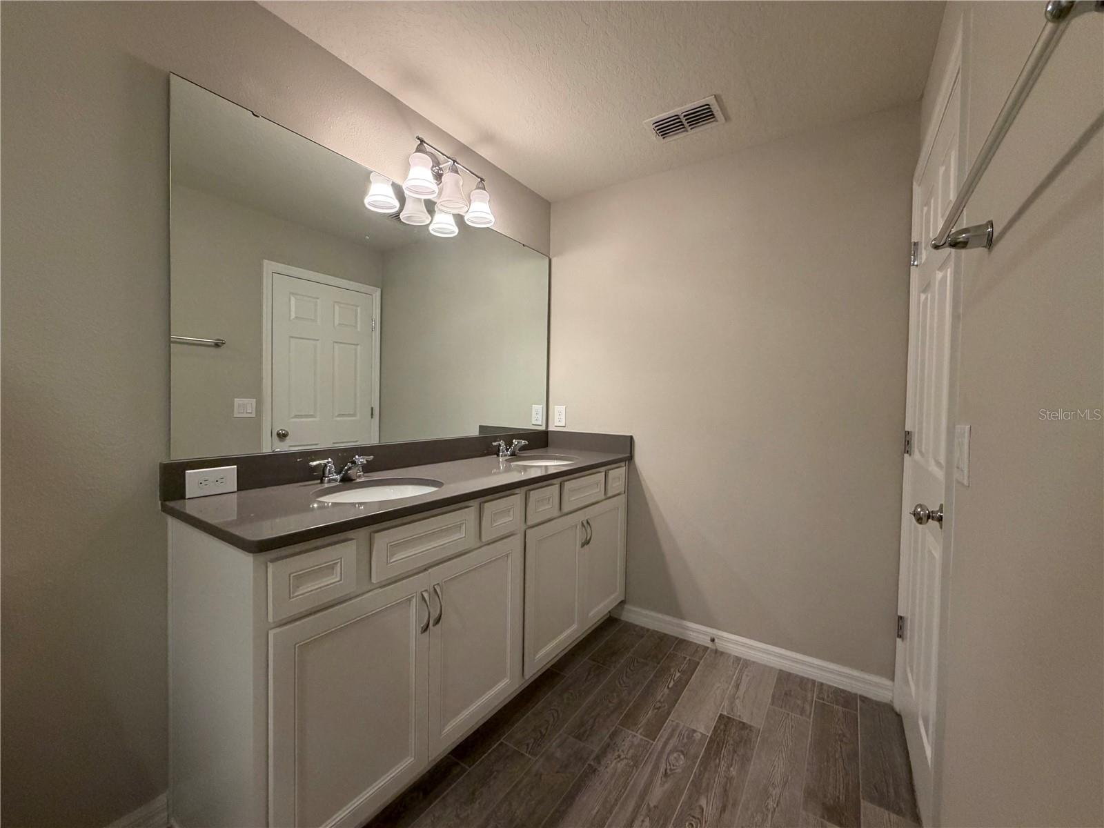 Image 12 of 17 For 3972 Plainview Drive