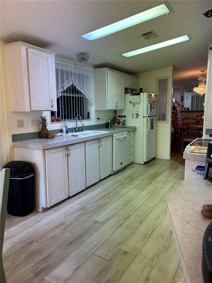 Image 4 of 20 For 263 Sue Avenue