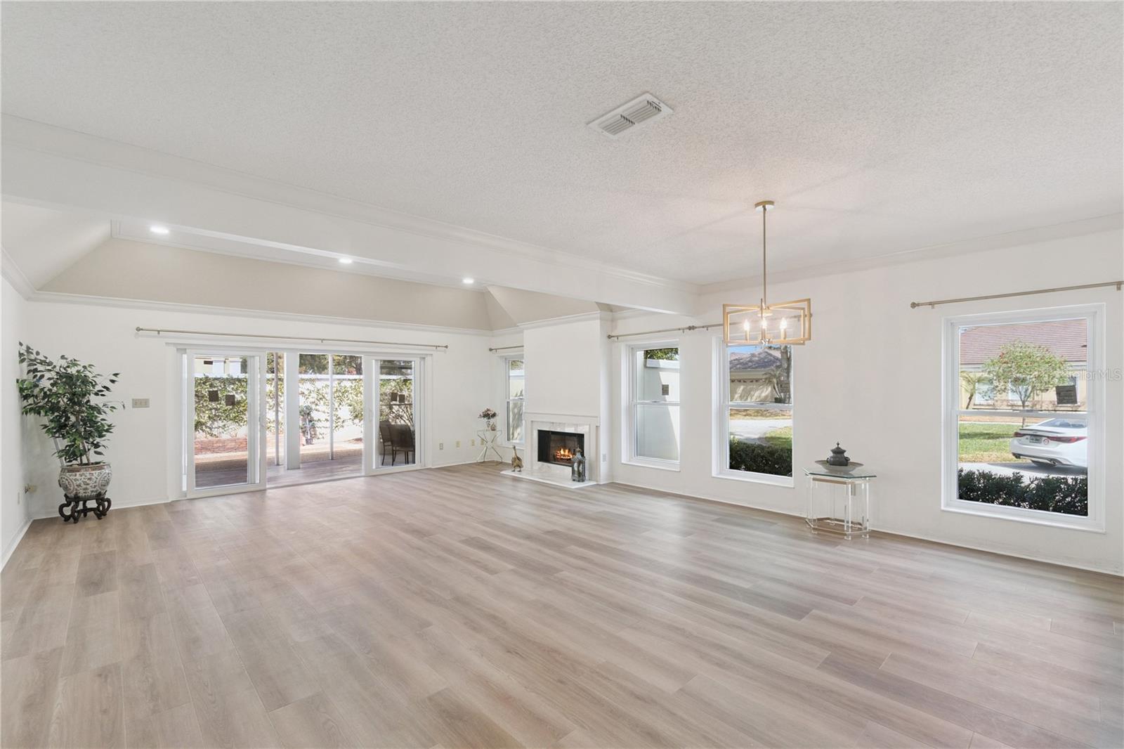 Image 6 of 44 For 6034 Jamestown Park 109