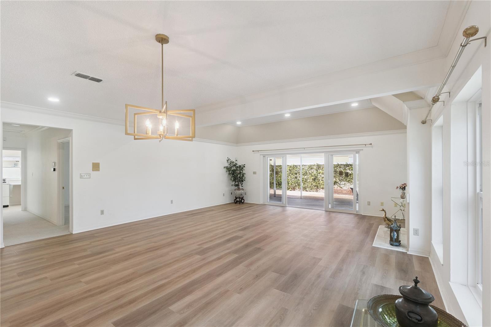 Image 9 of 44 For 6034 Jamestown Park 109