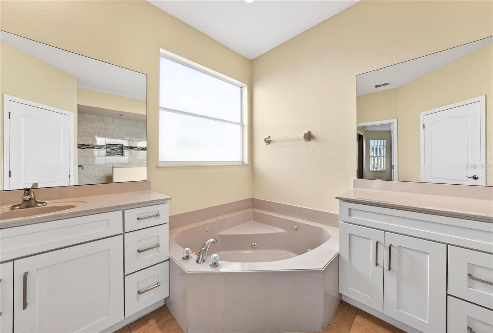 Image 40 of 84 For 18172 Thornhill Grand Circle