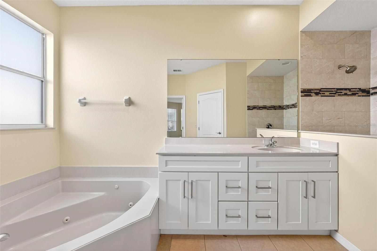 Image 41 of 84 For 18172 Thornhill Grand Circle