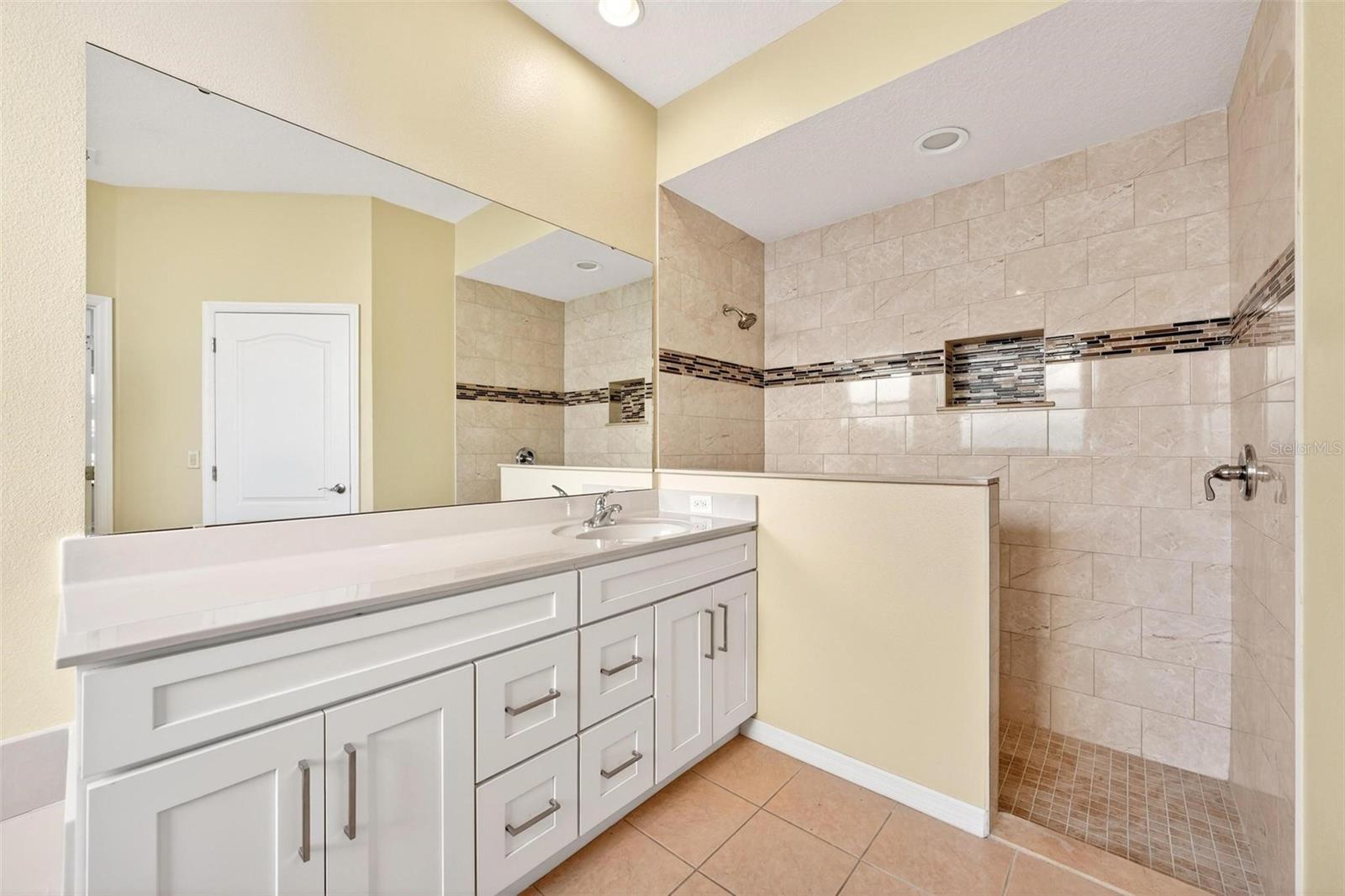 Image 42 of 84 For 18172 Thornhill Grand Circle