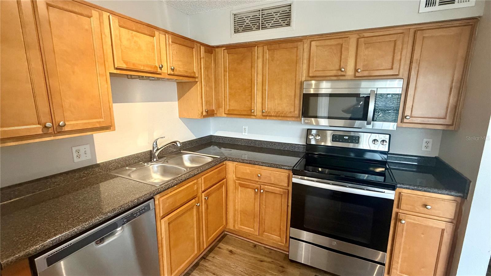 Image 4 of 42 For 420 Forestway Circle 201