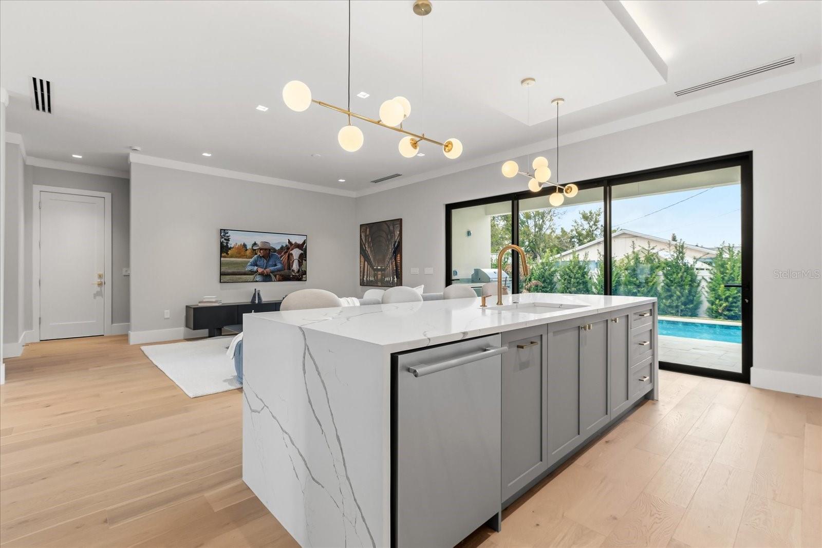 Listing photo id 9 for 2415 Laura Place