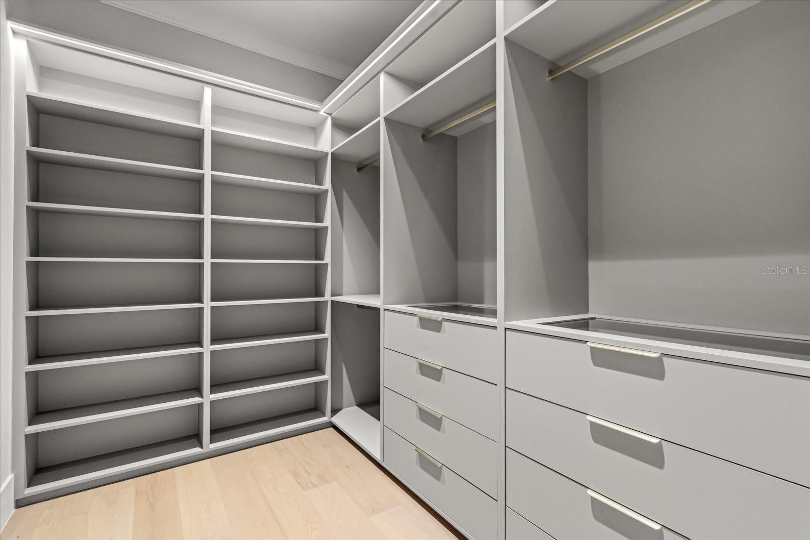 Listing photo id 16 for 2415 Laura Place