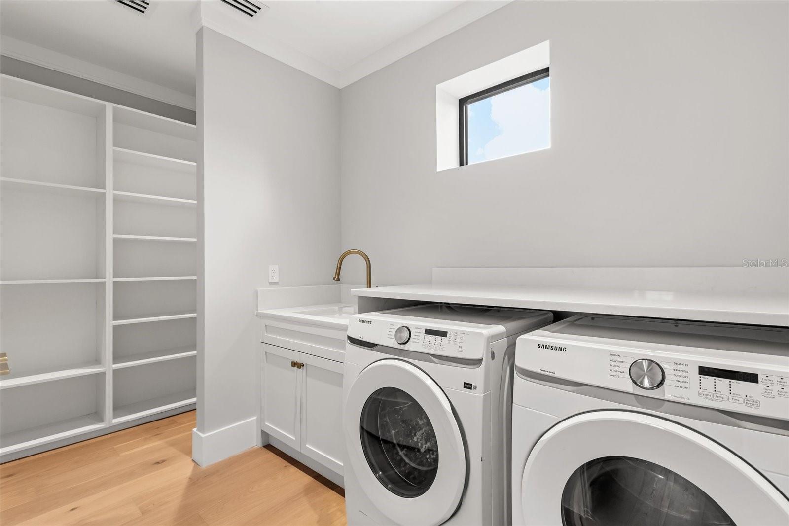 Listing photo id 27 for 2415 Laura Place