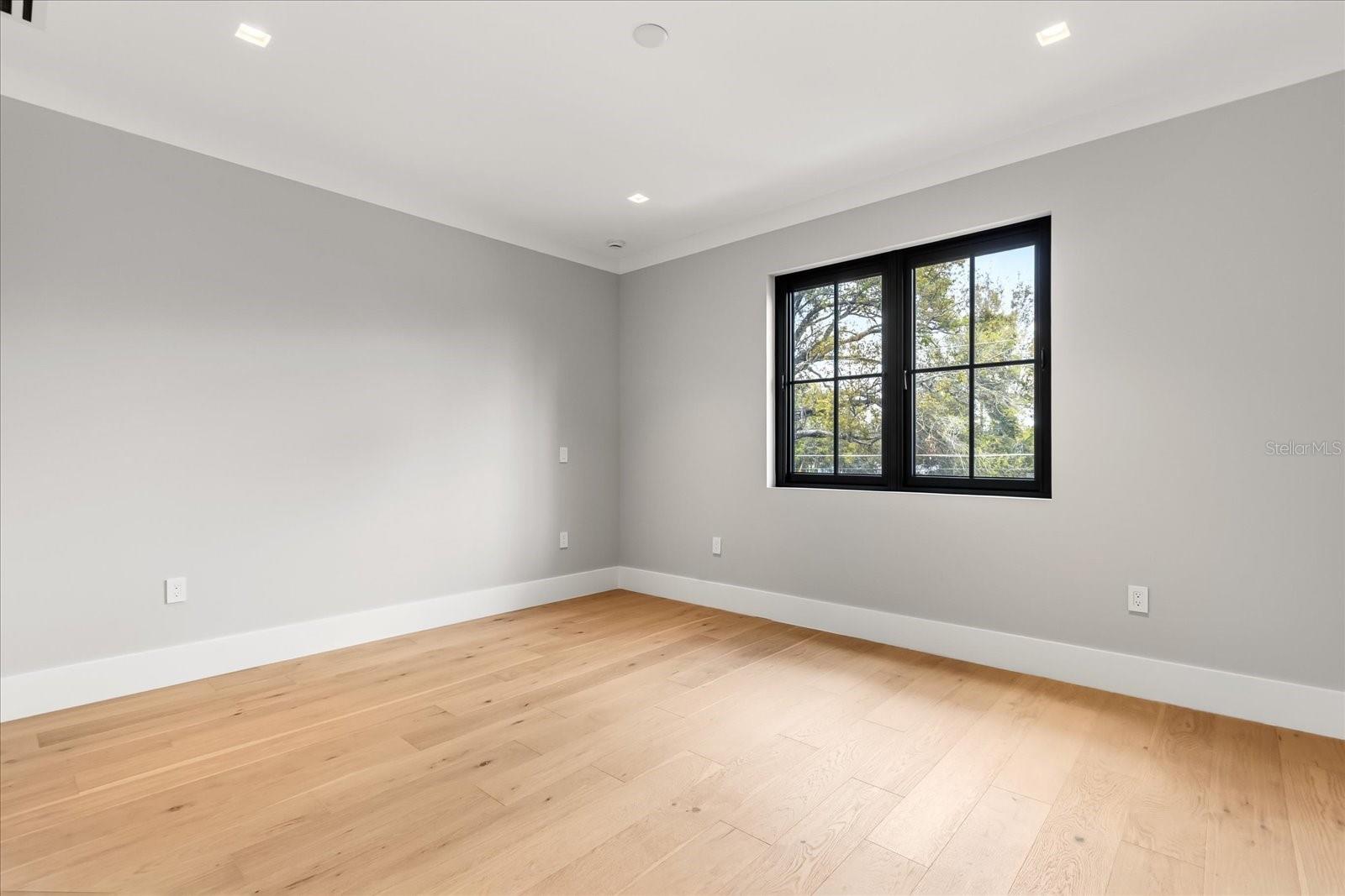 Listing photo id 30 for 2415 Laura Place