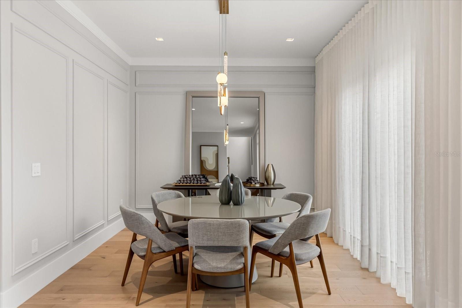 Listing photo id 2 for 2415 Laura Place